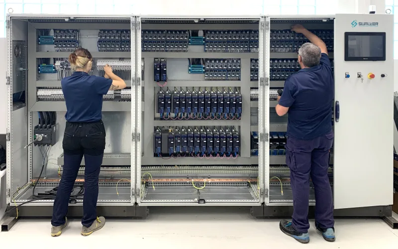Dos técnicos de Sualver montando un cuadro eléctrico de control