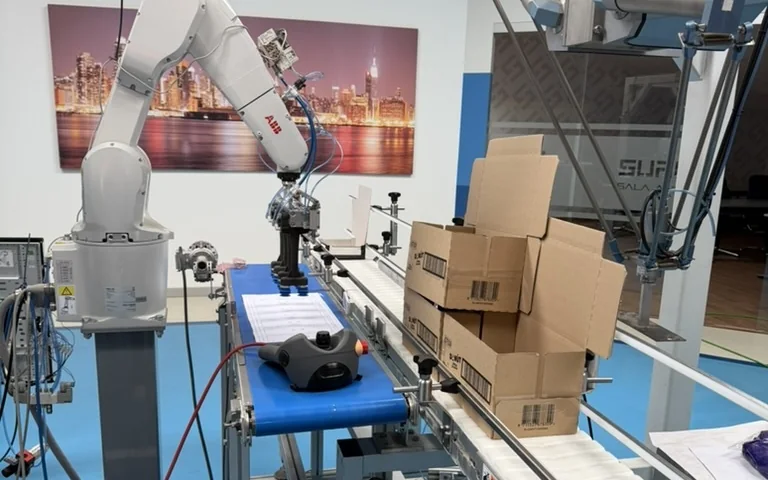 Pruebas de una célula robotizada en las instalaciones de Sualver