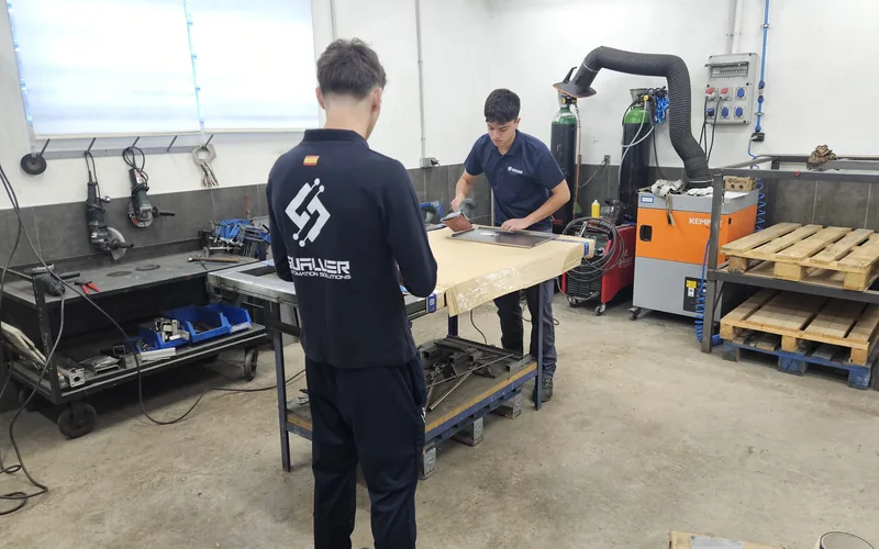 Preparación de piezas en el taller mecánico