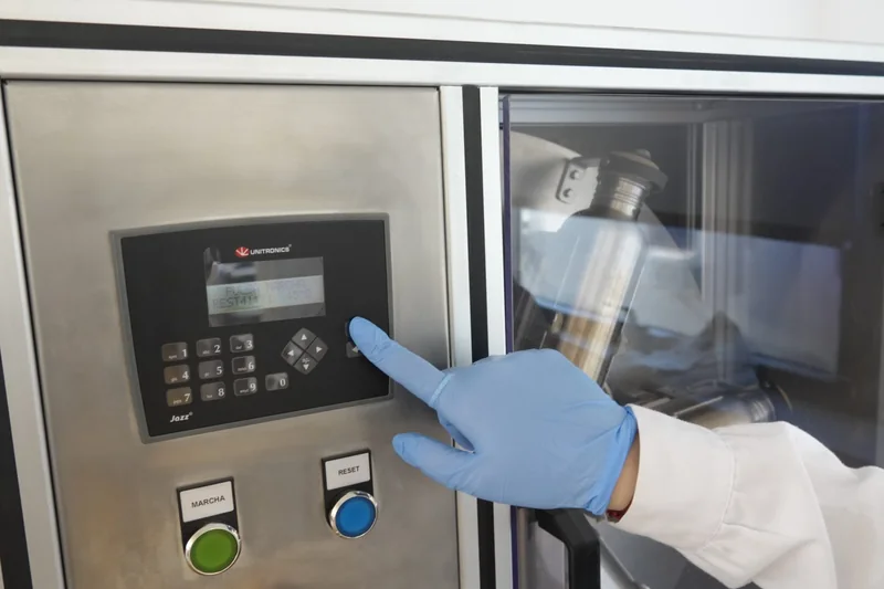 La máquina de ensayo de microfibras en el laboratorio