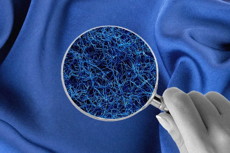 Microfibras de un tejido sintético vistas con lupa