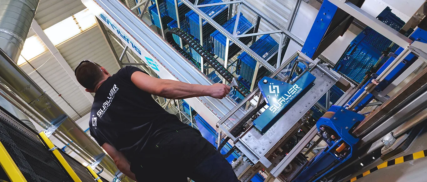 Técnico de Sualver revisando un transelevador en un almacén automático