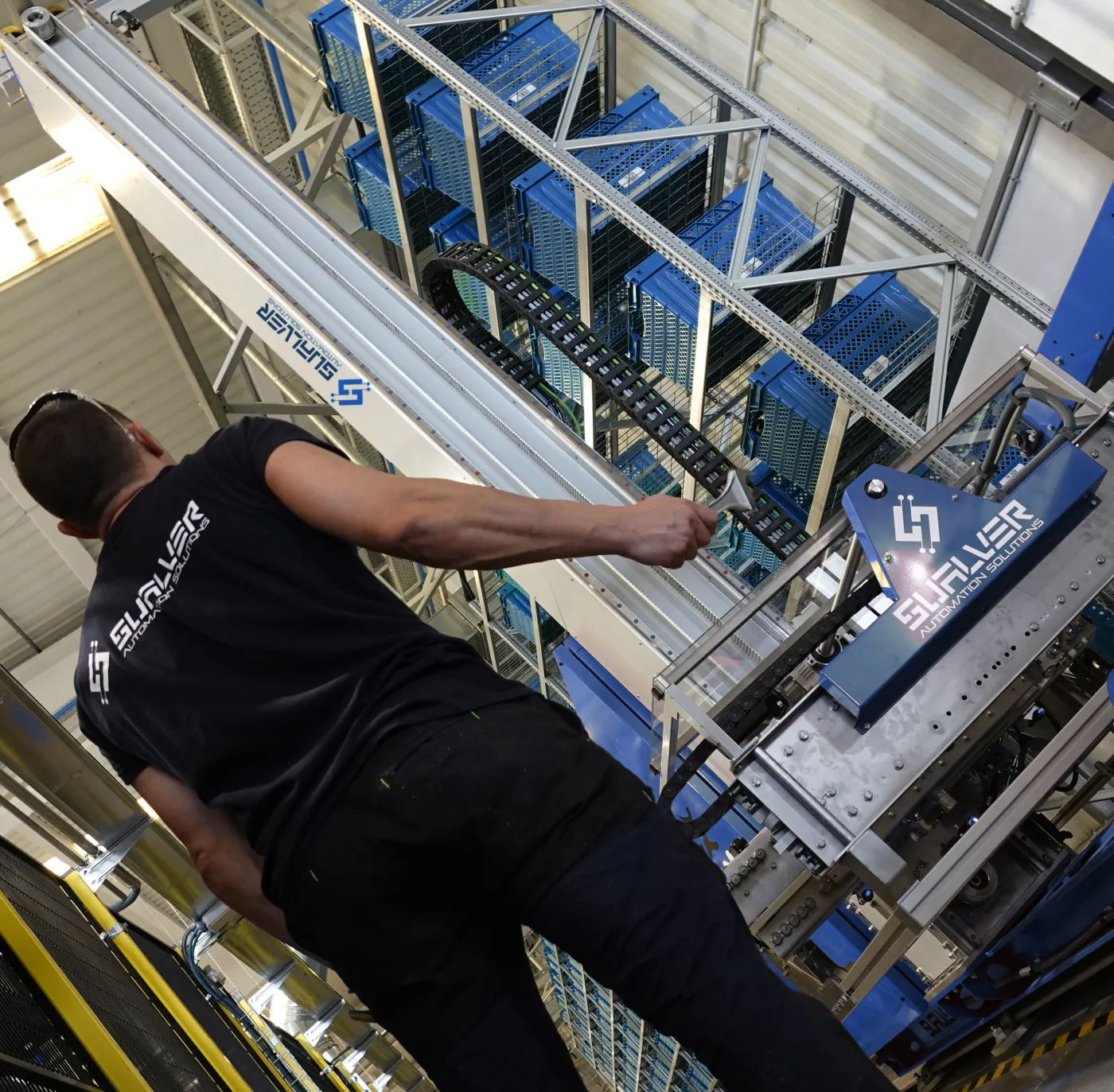 Técnico de Sualver revisando un transelevador en un almacén automático